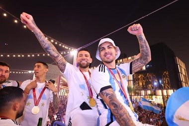 Campionii mondiali au revenit în Argentina. Zeci de mii de persoane i-au întâmpinat pe traseul de la aeroport la baza sportivă, în toiul nopţii la Buenos Aires - VIDEO