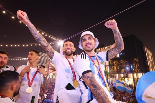 Campionii mondiali au revenit în Argentina. Zeci de mii de persoane i-au întâmpinat pe traseul de la aeroport la baza sportivă, în toiul nopţii la Buenos Aires - VIDEO