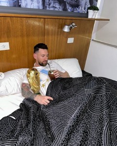 Messi s-a odihnit la baza de antrenament a naţionalei Argentinei cu un ceai mate şi Cupa Mondială în braţe
