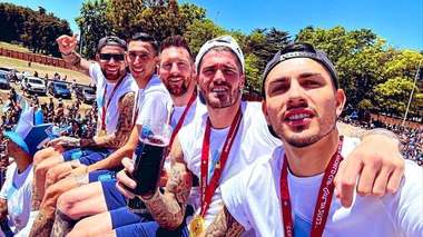 Campionii mondiali şi-au început periplul prin Buenos Aires. Sute de mii de persoane sunt pe străzi. Messi şi coechipierii împart un "viajero" - VIDEO
