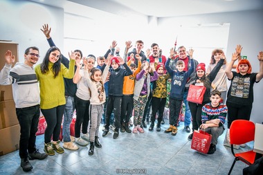 Rapidiştii au fost la o casă de copii din Giuleşti, unde au dus cadouri, alimente, dar şi o canapea pesonalizată - FOTO
