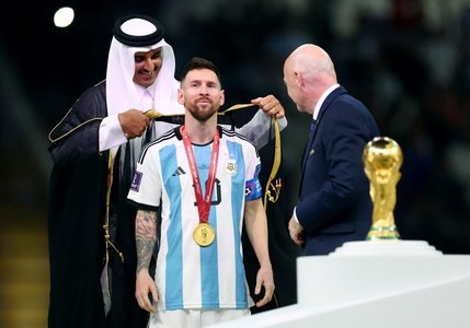 Un parlamentar din Oman oferă un milion de dolari pentru “bisht”-ul pe care l-a purtat Messi la ceremonia de premiere de la Cupa Mondială