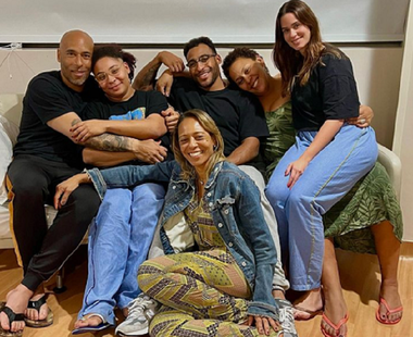 Fiica lui Pele a postat o fotografie de grup din spitalul în care este internat starul brazilian. “Chiar şi în tristeţe, trebuie să fim recunoscători. Încă o noapte cu el”