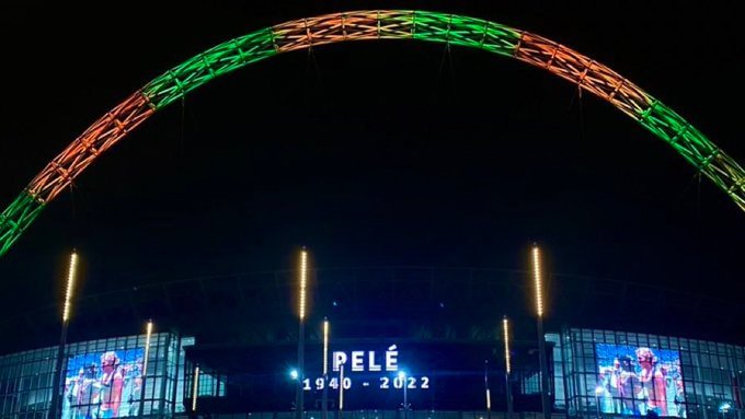 Pele, omagiat pe stadionul Wembley, care a fost luminat în culorile Braziliei