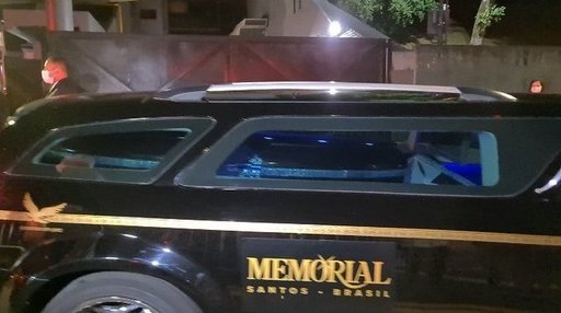 Sicriul cu trupul neînsufleţit al "Regelui" Pele a părăsit spitalul din Sao Paulo şi a ajuns la stadionul Vila Belmiro din Santos. Urmează un priveghi de 24 de ore - VIDEO