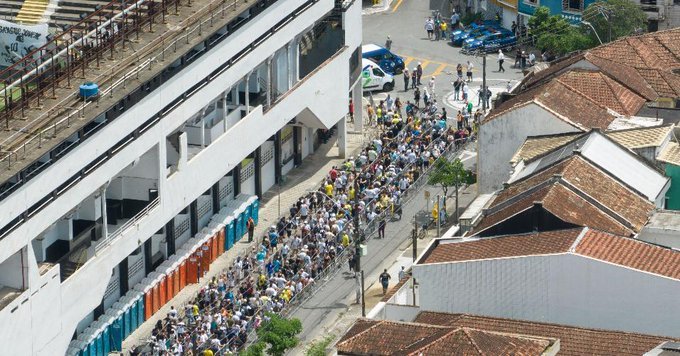 Peste 78.000 de persoane i-au adus un ultim omagiu lui Pele luni, la Vila Belmiro. Timpul de aşteptare a fost şi de trei ore