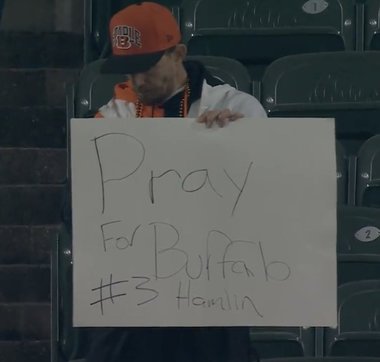Fotbal american: Meciul dintre Cincinnati Bengals şi Buffalo Bills, oprit, după accidentarea gravă a unui jucător. Sportivul a suferit un stop cardiac şi este în stare critică - VIDEO
