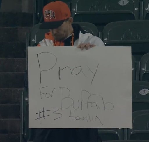 Fotbal american: Meciul dintre Cincinnati Bengals şi Buffalo Bills, oprit, după accidentarea gravă a unui jucător. Sportivul a suferit un stop cardiac şi este în stare critică - VIDEO