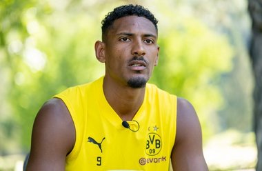 După ce a fost operat de două ori pentru o tumoră la testicule, Haller a revenit la antrenamentele echipei Borussia Dortmund