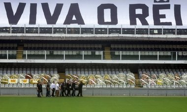 Pele şi-a început ultima călătorie. Sicriul cu trupul neînsufleţit al legendarului fotbalist a fost scos din stadionul Vila Belmiro. Peste 230.000 de persoane l-au omagiat pe "Rege" - FOTO, VIDEO