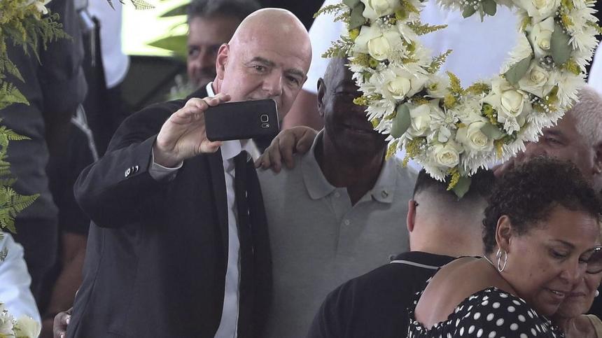 Preşedintele FIFA, Gianni Infantino, explică selfie-ul făcut în faţa sicriului lui Pele