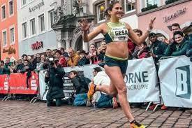 Însărcinată în cinci luni, atleta germană Gesa Krause, criticată după ce a alergat cinci kilometri la Trier. Ce le răspunde detractorilor