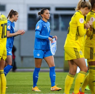 Jucătoarea islandeză de fotbal Sara Björk Gunnarsdóttir anunţă că Olympique Lyon nu i-a plătit salariul în perioada în care a fost însărcinată. Ea a sesizat FIFA şi a câştigat