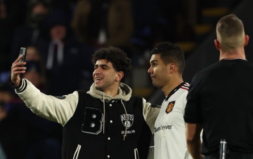 Un fan a pătruns pe teren la meciul Crystal Palace – Manchester United pentru a-şi face selfie alături de Casemiro – VIDEO