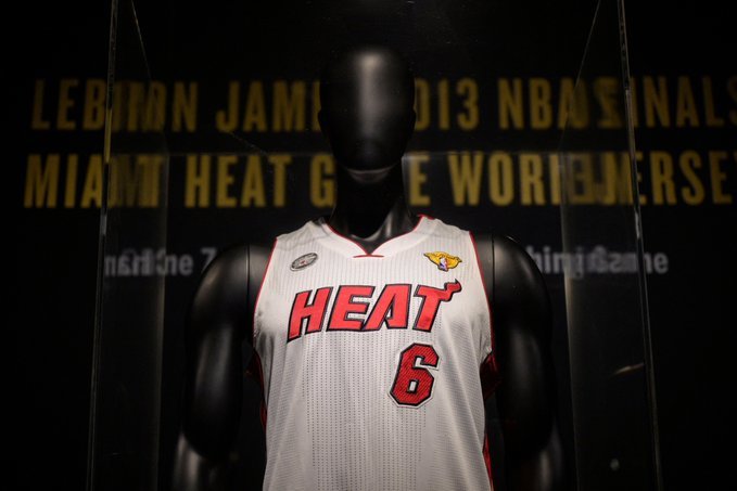 Un tricou purtat de LeBron James în finala NBA din 2013, vândut la licitaţie cu 3,7 milioane de dolari