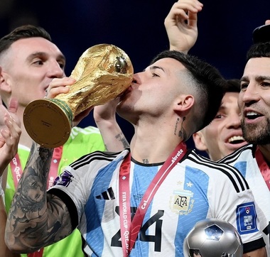 Chelsea l-a achiziţionat pe campionul mondial Enzo Fernandez de la Benfica. Suma de transfer este una record pentru Marea Britanie