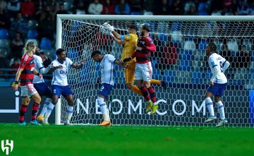 Al Hilal, în finala Cupei Mondiale a Cluburilor, după 3-2 cu Flamengo. Meciul a fost arbitrat de Istvan Kovacs, care a dat două penaltiuri pentru saudiţi şi a eliminat un jucător de la brazilieni