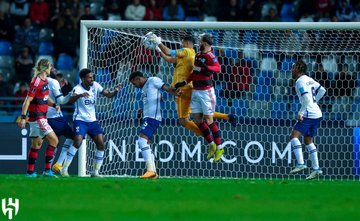 Al Hilal, în finala Cupei Mondiale a Cluburilor, după 3-2 cu Flamengo. Meciul a fost arbitrat de Istvan Kovacs, care a dat două penaltiuri pentru saudiţi şi a eliminat un jucător de la brazilieni