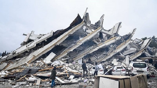 Mărturii după cutremurul din Turcia: “Fiul meu de patru ani mi-a spus că un monstru ne ia casa” / “L-am simţit de parcă a fost de cel puţin 5-6 minute”