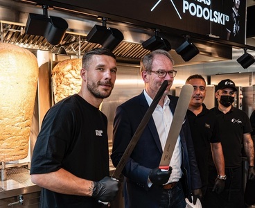 Podolski donează Turciei toate câştigurile pe o zi ale restaurantelor sale