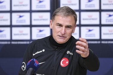 Selecţionerul Turciei, casier timp de o oră la un supermarket din Germania. Acţiunea are ca scop strângerea de fonduri pentru victimele cutremurelor de luni