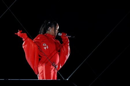 Rihanna a susţinut spectacolul de la pauza Super Bowl 57. Cântăreaţa este însărcinată din nou - VIDEO