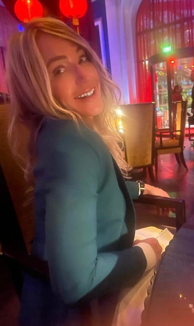 Nadia Comăneci, paşi de dans pe acordurile melodiei "I'd Love You To Want Me" şi urare de Ziua Îndrăgostiţilor - VIDEO