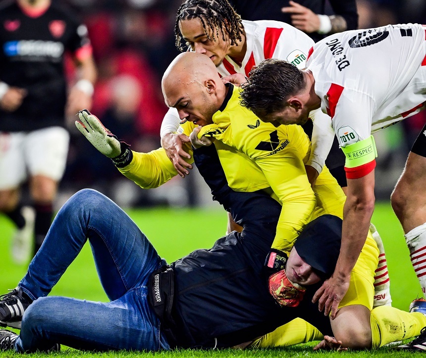 Incident la meciul PSV – Sevilla: Un suporter a intrat pe teren şi l-a atacat pe portarul oaspeţilor - VIDEO
