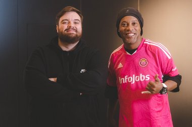 Ronaldinho se alătură Kings League, campionatul de fotbal în şapte al lui Pique - VIDEO