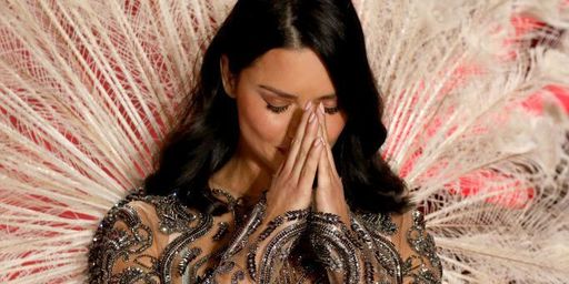 Supermodelul brazilian Adriana Lima, primul ambasador FIFA Global Fan Ambassador