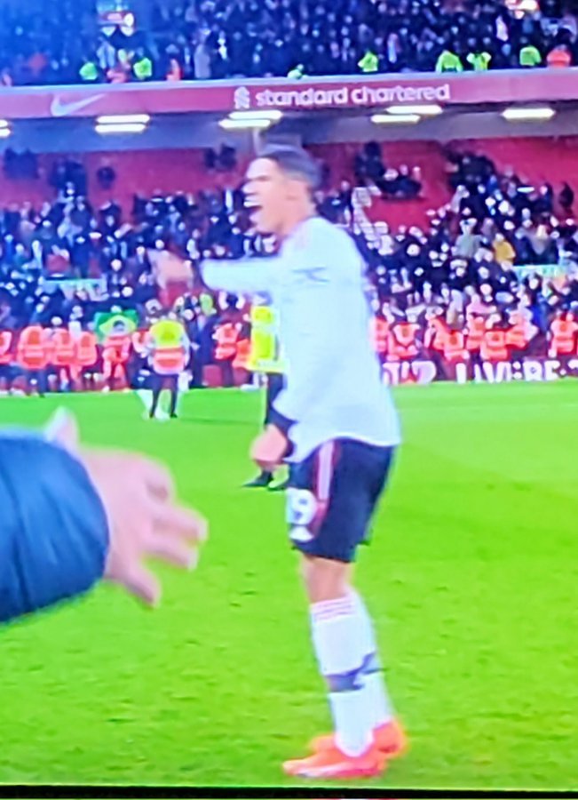 La finalul umilinţei cu Liverpool, Varane le-a ordonat coechipierilor săi de la Manchester United să salute fanii - VIDEO