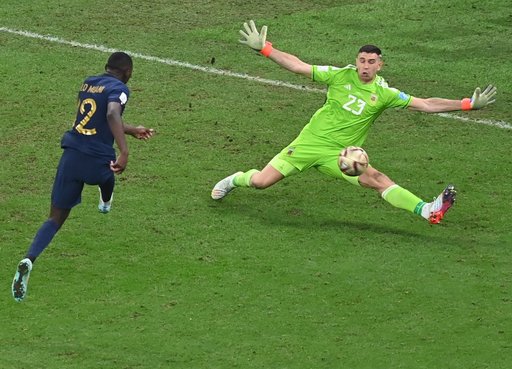 Mănuşile portarului Emiliano Martinez de la finala Cupei Mondiale, vândute la licitaţie pentru 42.000 de euro