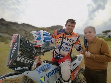 Emanuel Gyenes, care participă de 13 ani la Raliul Dakar, fotografiat în 2021 împreună cu Jean Todt de proaspăta câştigătoare a premiului Oscar, Michelle Yeoh