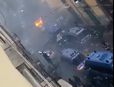 Violenţe la Napoli înaintea meciului de Liga Campionilor dintre echipa italiană şi Frankfurt. O maşină a poliţiei a fost incendiată – VIDEO