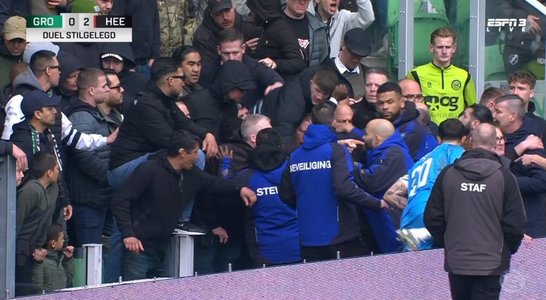 Ţările de Jos: Fotbalist agresat de un fan la meciul Groningen – Heerenveen - VIDEO