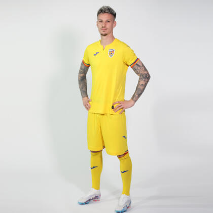 FRF a lansat noul echipament al tricolorilor. Acesta are brâul tradiţional - FOTO, VIDEO 115 tricou3