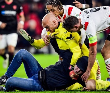 PSV Eindhoven i-a impus o interdicţie pe stadion de 40 de ani suporterului care l-a atacat pe portarul echipei FC Sevilla la un meci din Liga Europa 