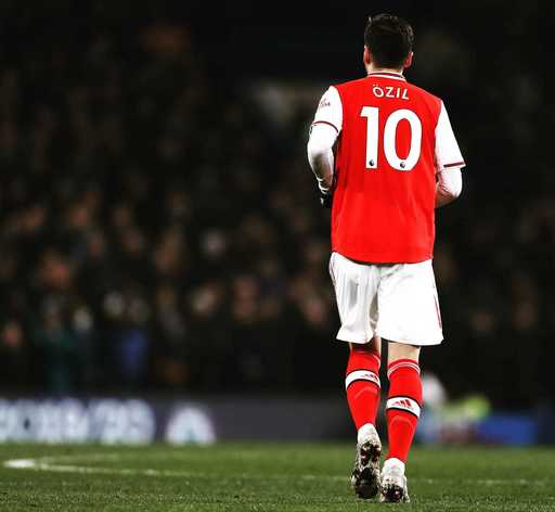 Mesut Ozil şi-a anunţat retragerea din activitatea de fotbalist