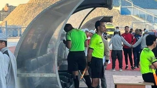 Egipt: Arbitrul care a anulat un gol după ce s-a uitat la reluare pe telefonul mobil a fost suspendat