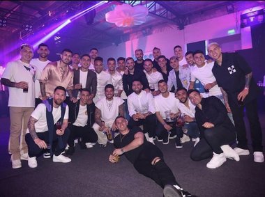 Jucătorii argentinieni continuă petrecerea şi la trei luni după câştigarea Cupei Mondiale. Messi a dansat cu soţia sa Antonela - VIDEO
