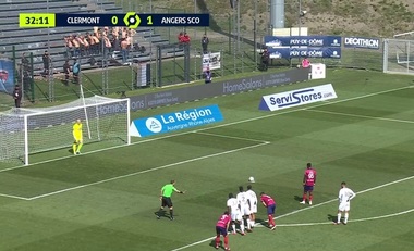 Imagini inedite pe un stadion din Franţa: Suporterii şi-au dat jos chiloţii pentru a-i distrage atenţia unui jucător care executa un penalti - VIDEO