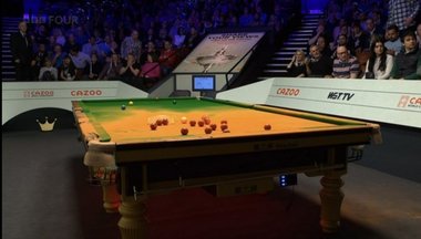 CM de snooker: Un protestatar s-a urcat pe o masă de joc şi a acoperit-o cu o pulbere portocalie - VIDEO