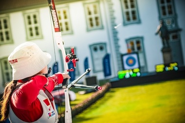 Federaţia Internaţională de Tir cu Arcul va permite revenirea sportivilor ruşi şi belaruşi în competiţie