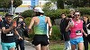 Record insolit doborât de un francez: Guillaume de Lustrac a alergat un maraton cu spatele în trei ore şi 25 de minute - VIDEO
