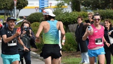 Record insolit doborât de un francez: Guillaume de Lustrac a alergat un maraton cu spatele în trei ore şi 25 de minute - VIDEO