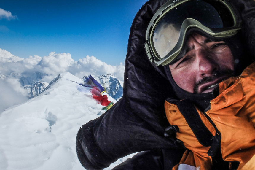 După zece ani, alpinistul Alex Găvan rememorează ascensiunea fără oxigen suplimentar pe Shishapangma: Reuşisem să ating vârful, dar eram complet gol pe dinăuntru. Nu mai simţeam absolut nimic