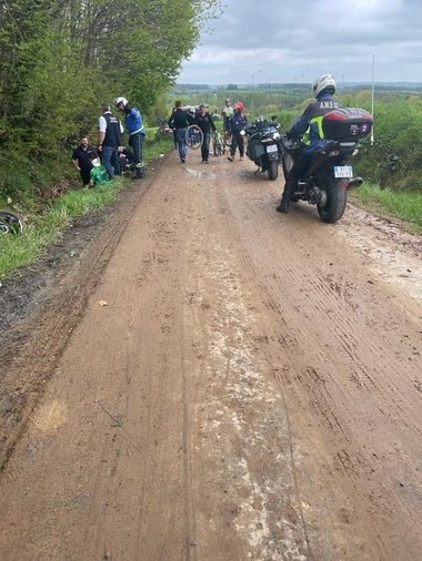 Ciclism: Cădere colectivă impresionantă la o etapă din Turul Bretaniei - VIDEO
