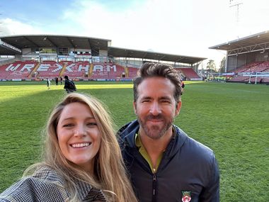Actorul Ryan Reynolds îşi duce jucătorii de la Wrexham la Las Vegas. Ei vor sărbători promovarea în divizia a patra