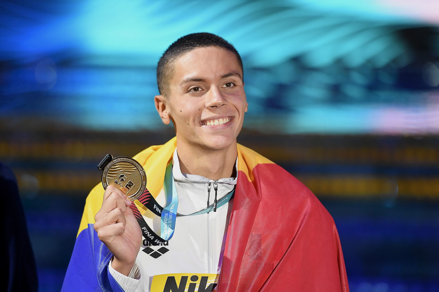 David Popovici a donat medalia de aur de la Mondiale în semn de speranţă pentru copiii bolnavi de cancer - VIDEO