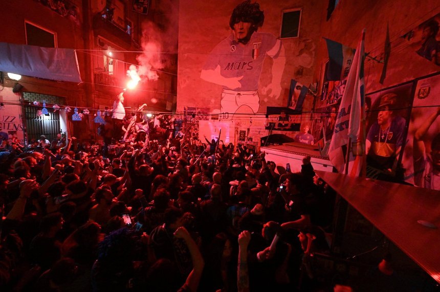 Sărbătoare noaptea trecută la Napoli, după ce echipa de fotbal a câştigat titlul în Serie A – VIDEO